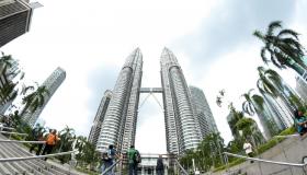 Башни петронас в куала-лумпур и парк с поющими фонтанами Высота башен петронас в малайзии