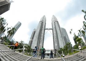Petronas Towers v Kuala Lumpur a park so spievajúcimi fontánami Výška Petronas Towers v Malajzii